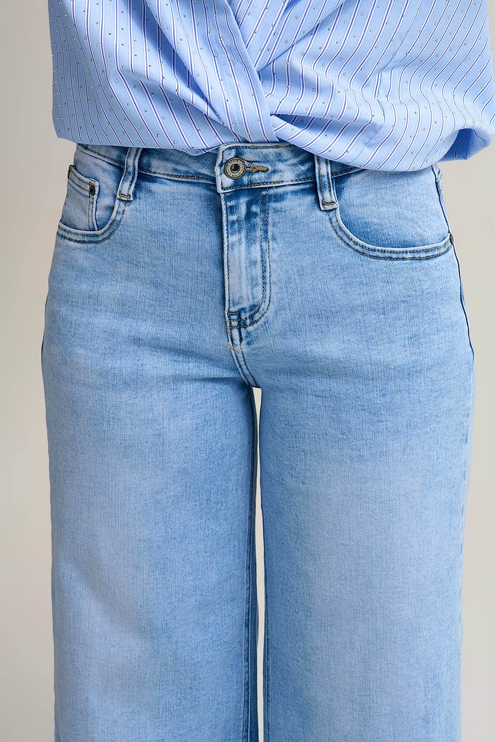 Jeans a gamba larga con lavaggio chiaro in denim stretch
