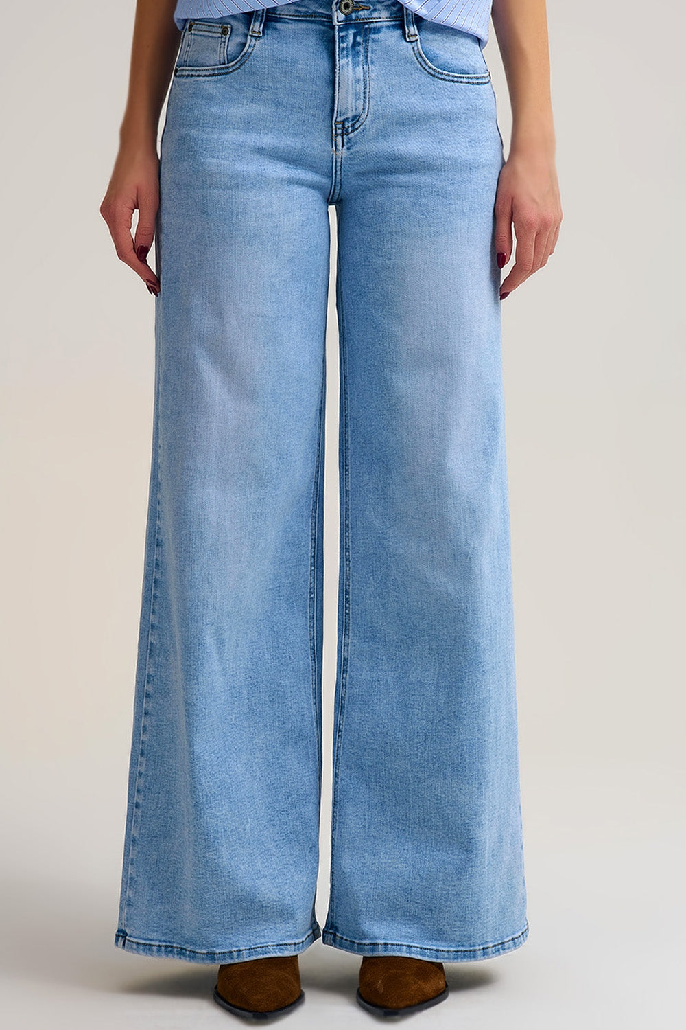 Q2 Jeans a gamba larga con lavaggio chiaro in denim stretch