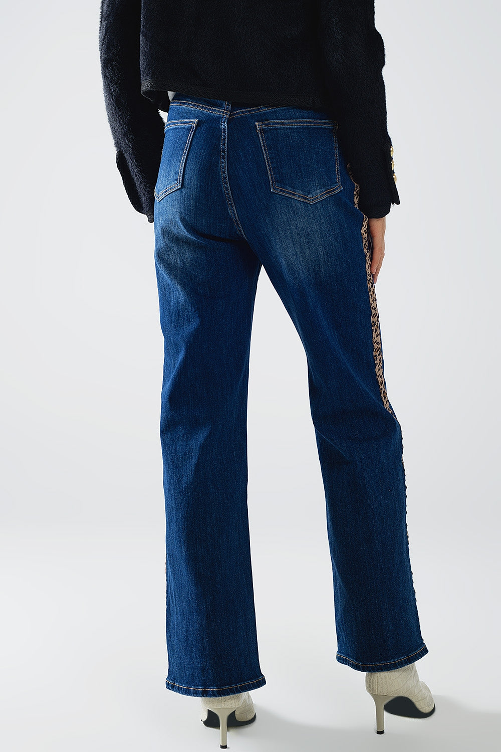 Jeans a gamba larga con striscia leopardata laterale