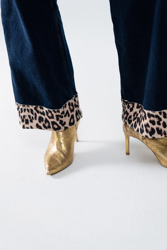 Jeans a gamba larga dal lavaggio scuro con dettaglio leopardato sul fondo