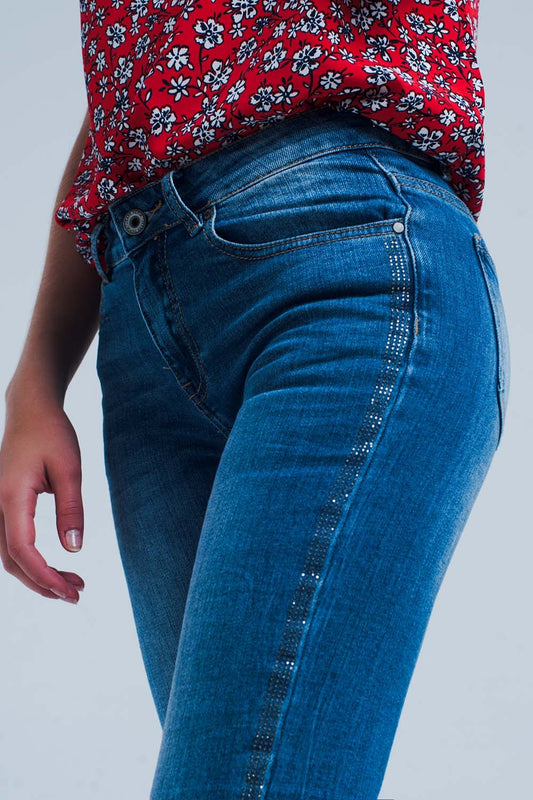 Q2 Jeans a lavaggio medio con striscia laterale lucida