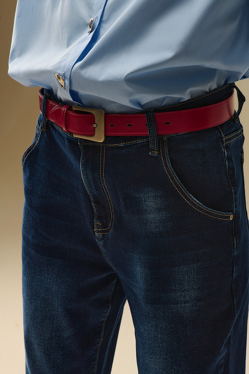 Jeans a lavaggio scuro con cuciture a contrasto e orli risvoltati