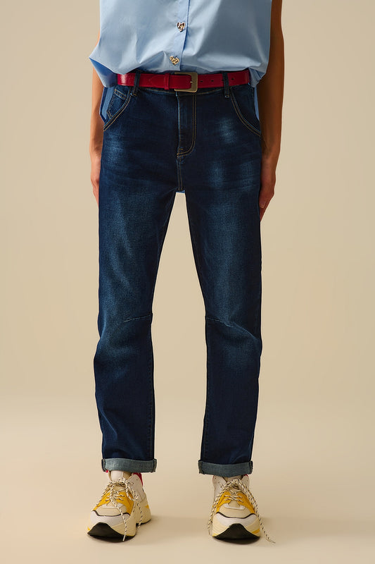 Q2 Jeans a lavaggio scuro con cuciture a contrasto e orli risvoltati