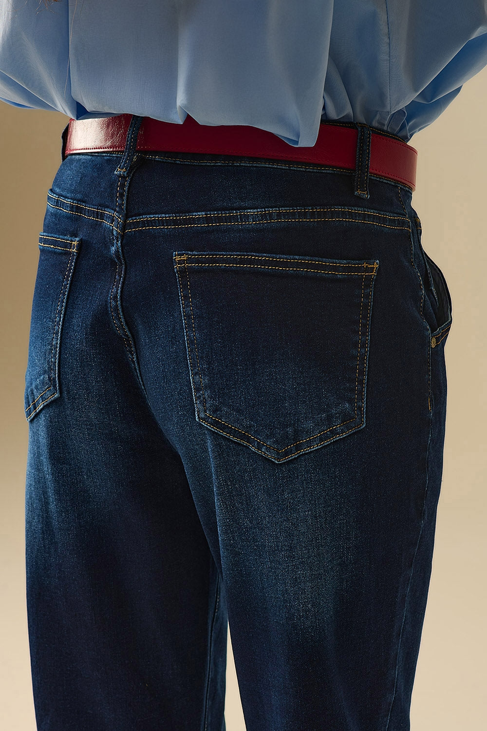 Jeans a lavaggio scuro con cuciture a contrasto e orli risvoltati