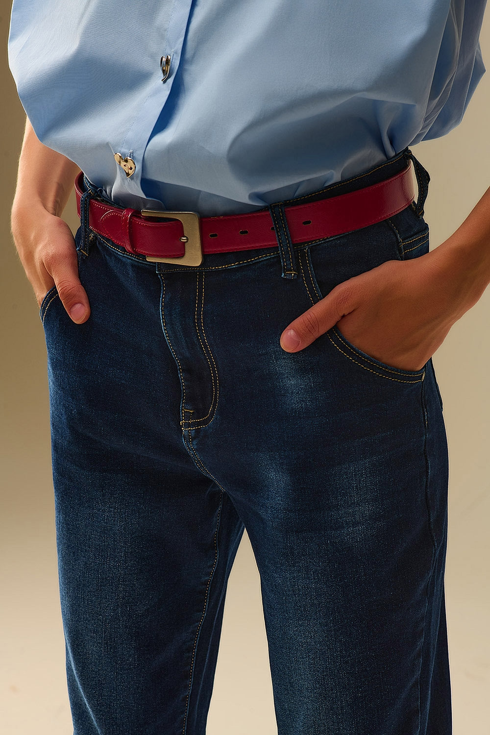 Jeans a lavaggio scuro con cuciture a contrasto e orli risvoltati