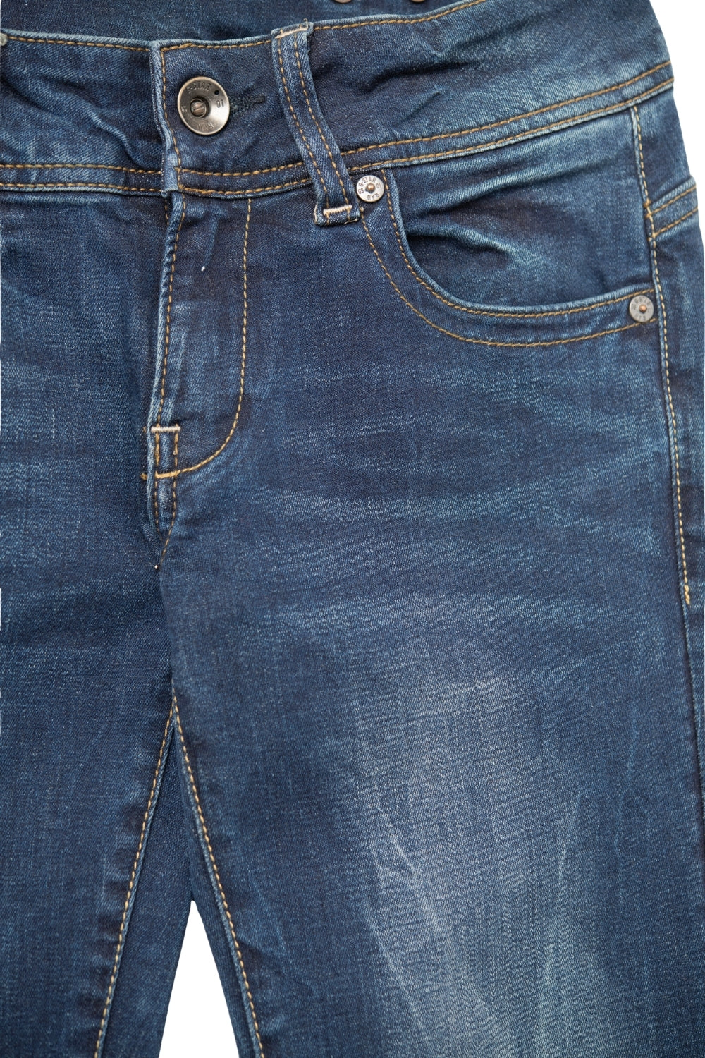 Jeans a lavaggio scuro con segni di distorsione sul ginocchio