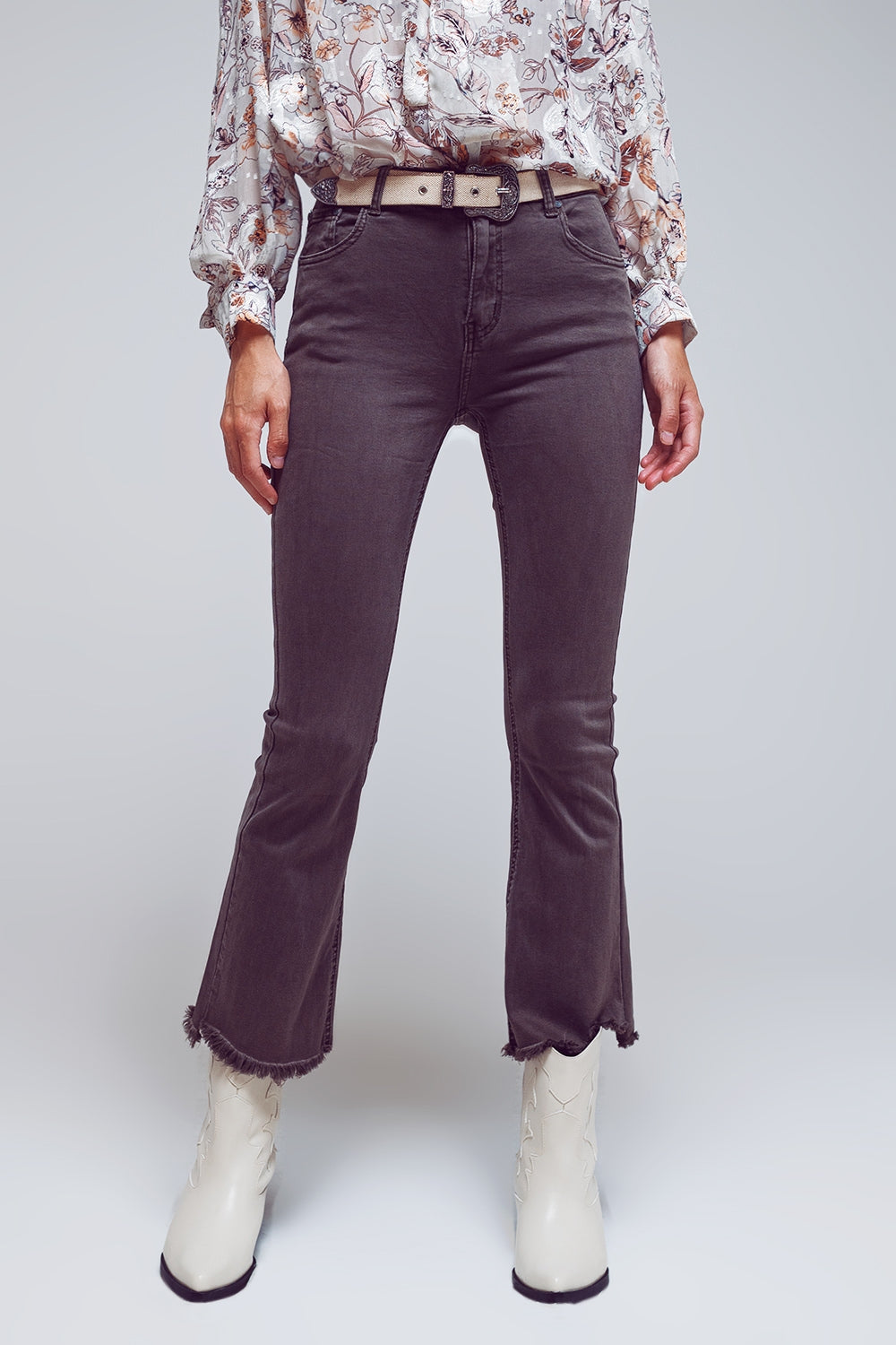 Jeans a zampa con bordo orlato grezzo in grigio scuro