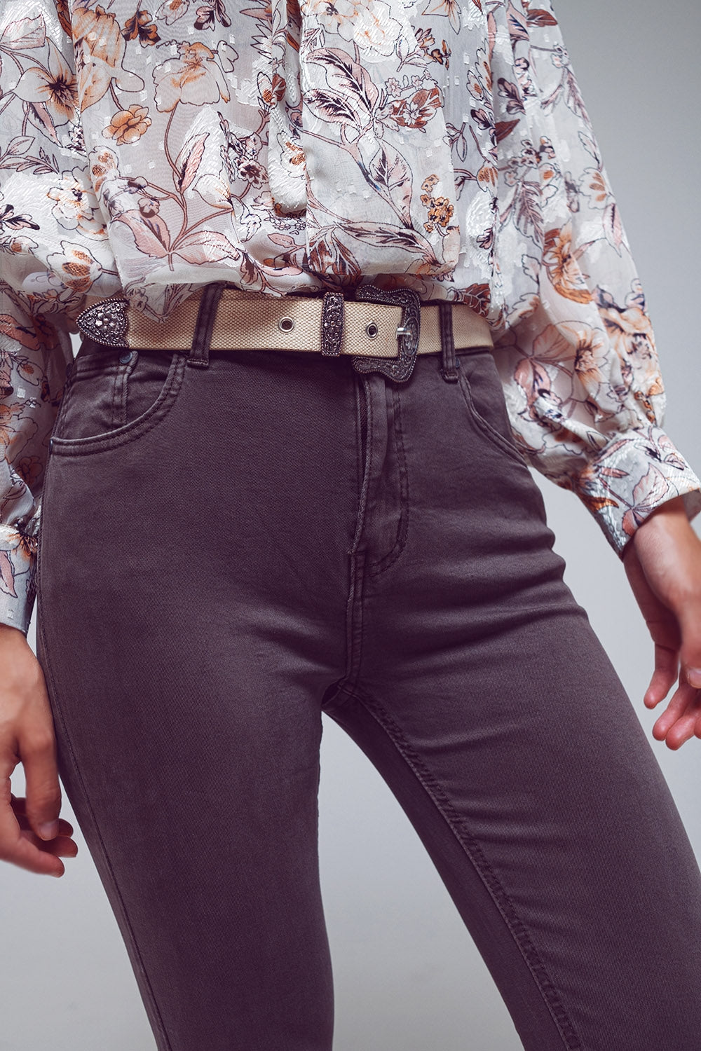 Jeans a zampa con bordo orlato grezzo in grigio scuro