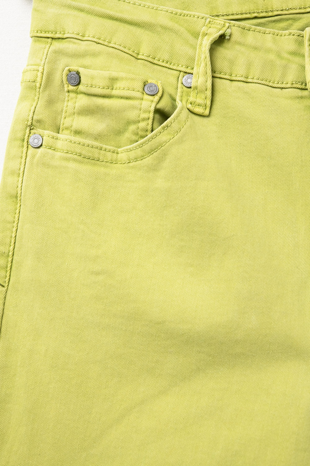 Jeans a zampa d'elefante con orlo grezzo in colore lime