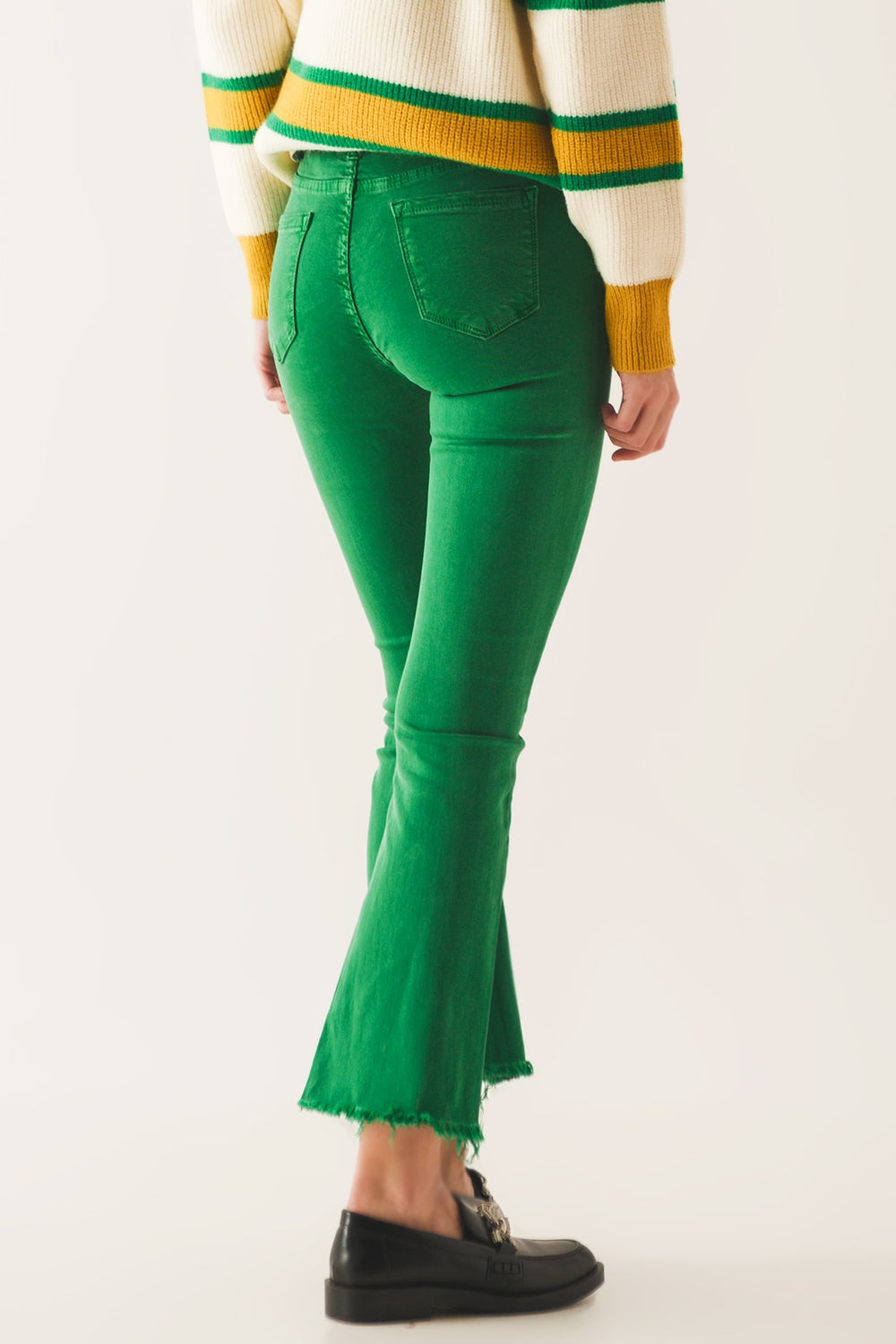 Jeans a zampa verde acceso con orlo grezzo