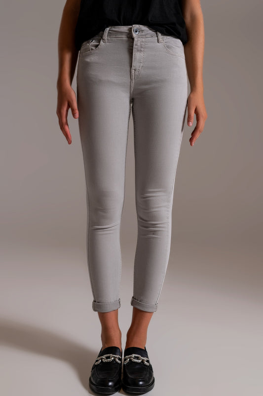 Q2 Jeans alla caviglia grigi chiari con pieghe morbide