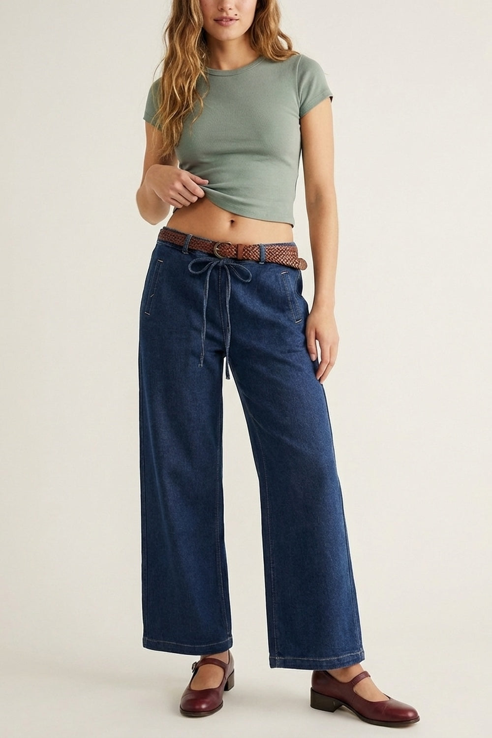Jeans alla moda in denim blu a gamba larga con cintura