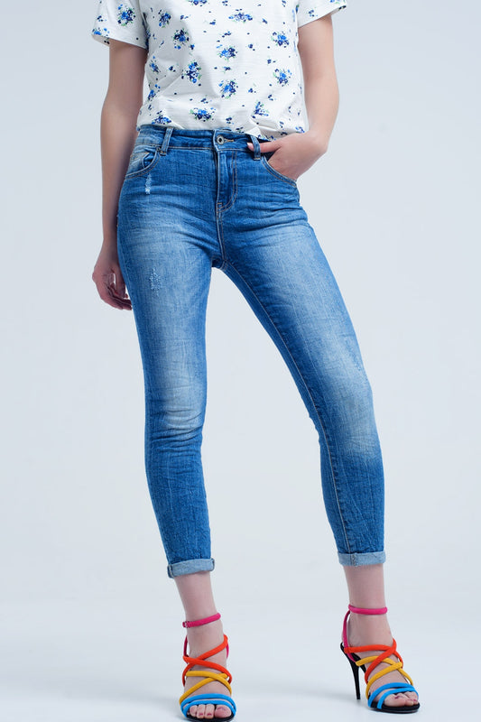 Q2 jeans attillati con colori e rughe consumati