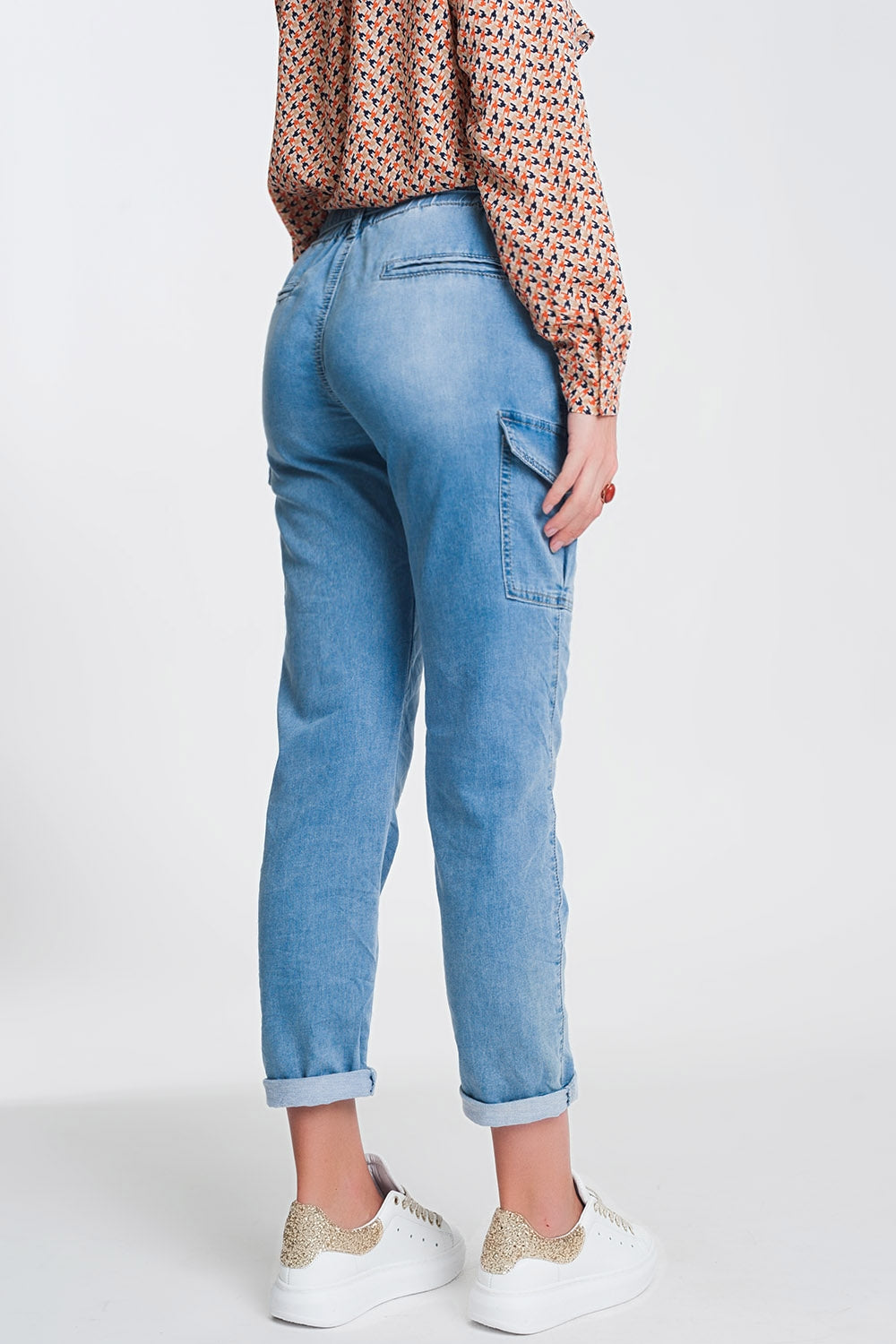 Jeans azzurri con vita raccolta e cintura