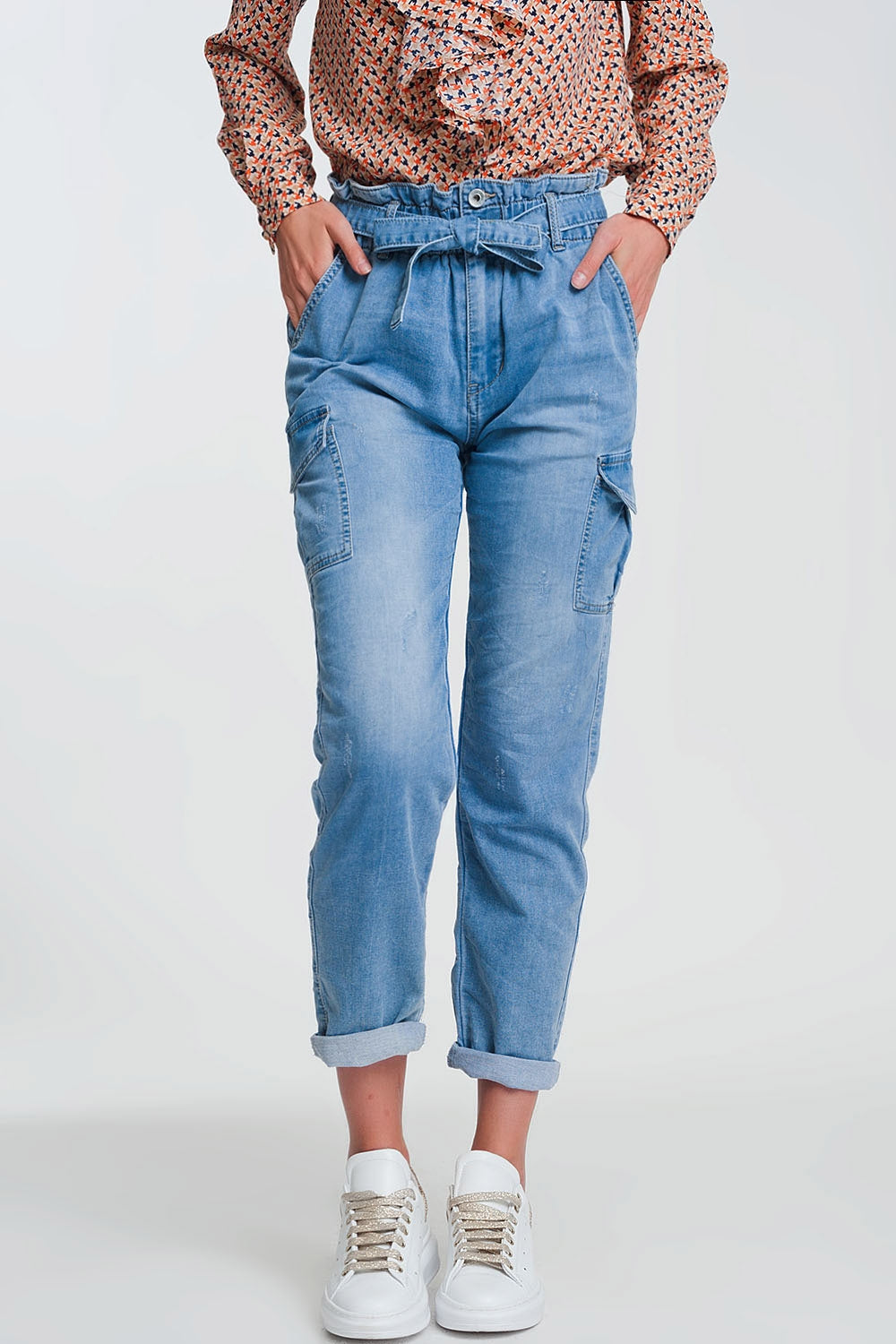 Q2 Jeans azzurri con vita raccolta e cintura