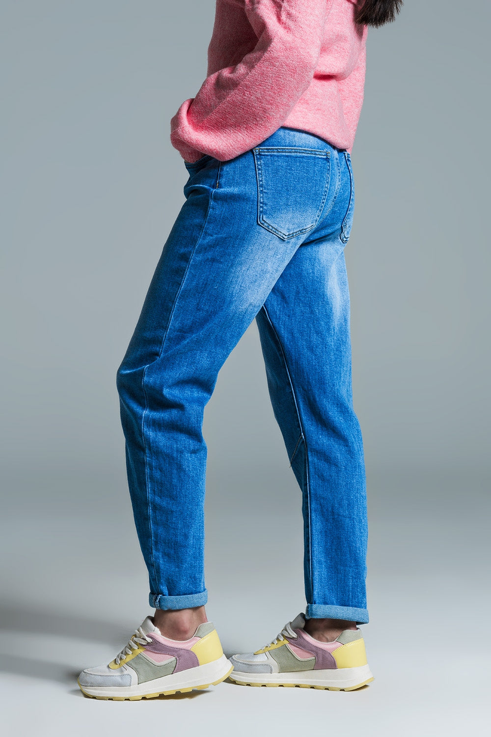 Jeans Basic Mom Fit in lavaggio medio con pinces al ginocchio