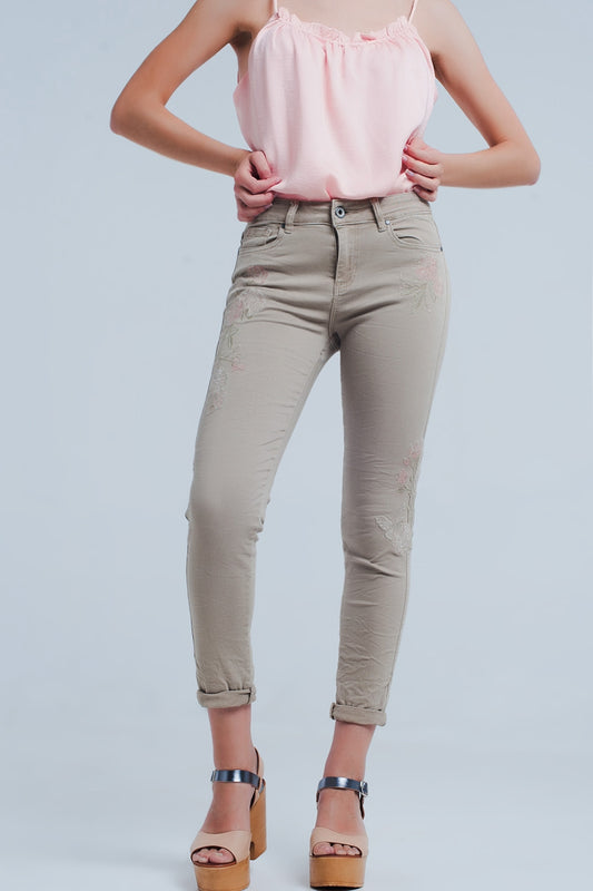 Q2 Jeans beige con ricamo floreale