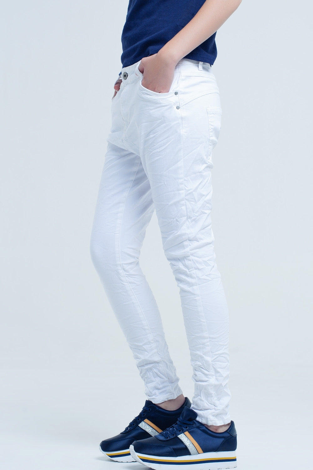 Jeans bianchi stropicciati con tasche