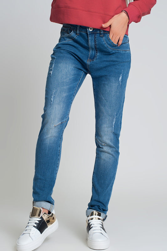 Q2 Jeans blu boyfriend con design consumato