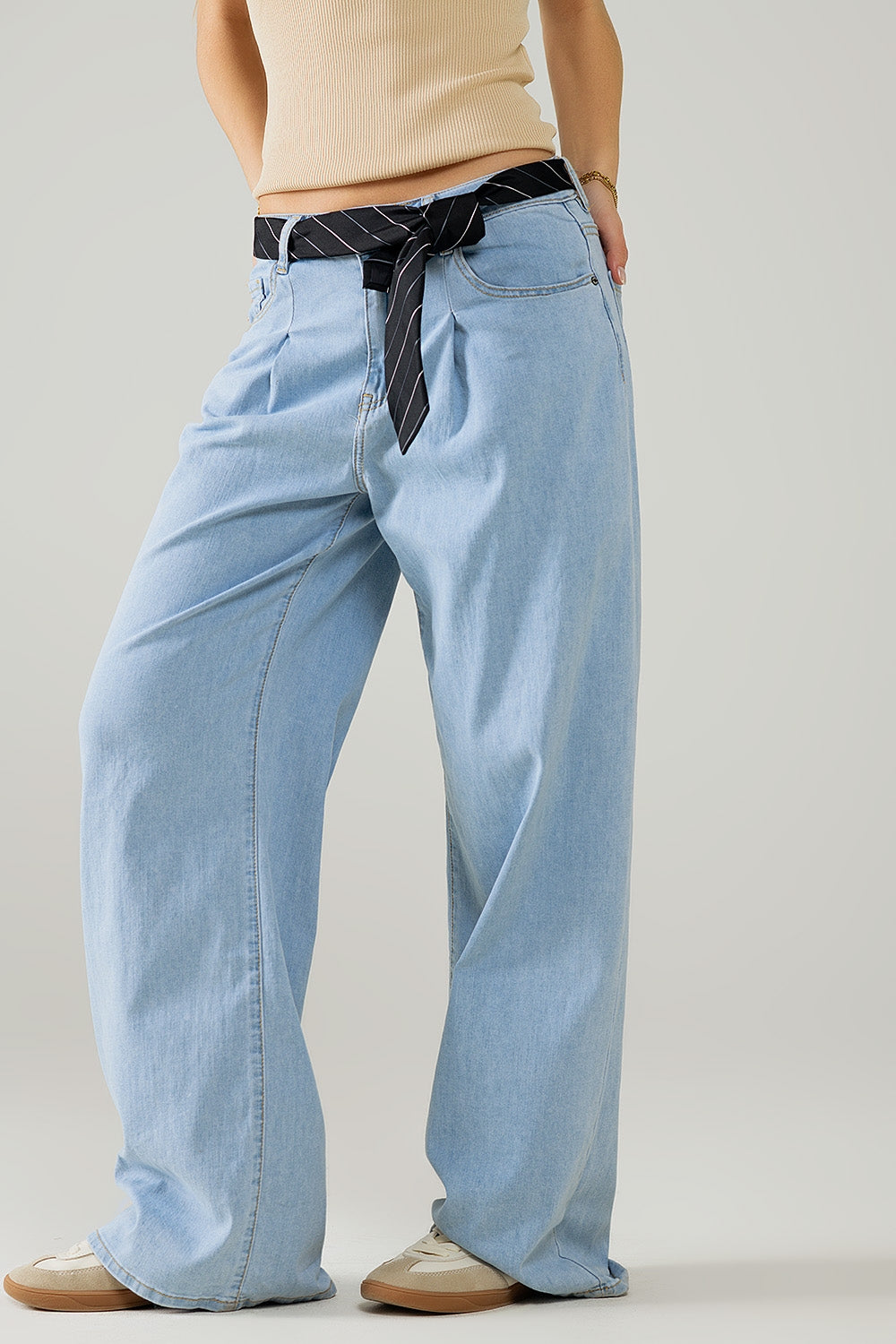 Jeans blu chiaro a gamba larga con pieghe