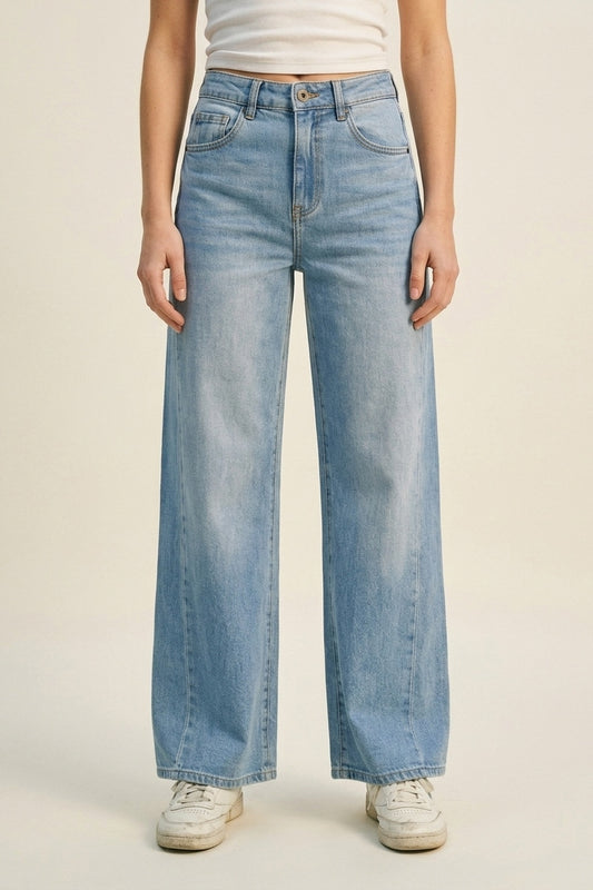 Q2 Jeans blu chiaro a gamba larga e vita alta in denim