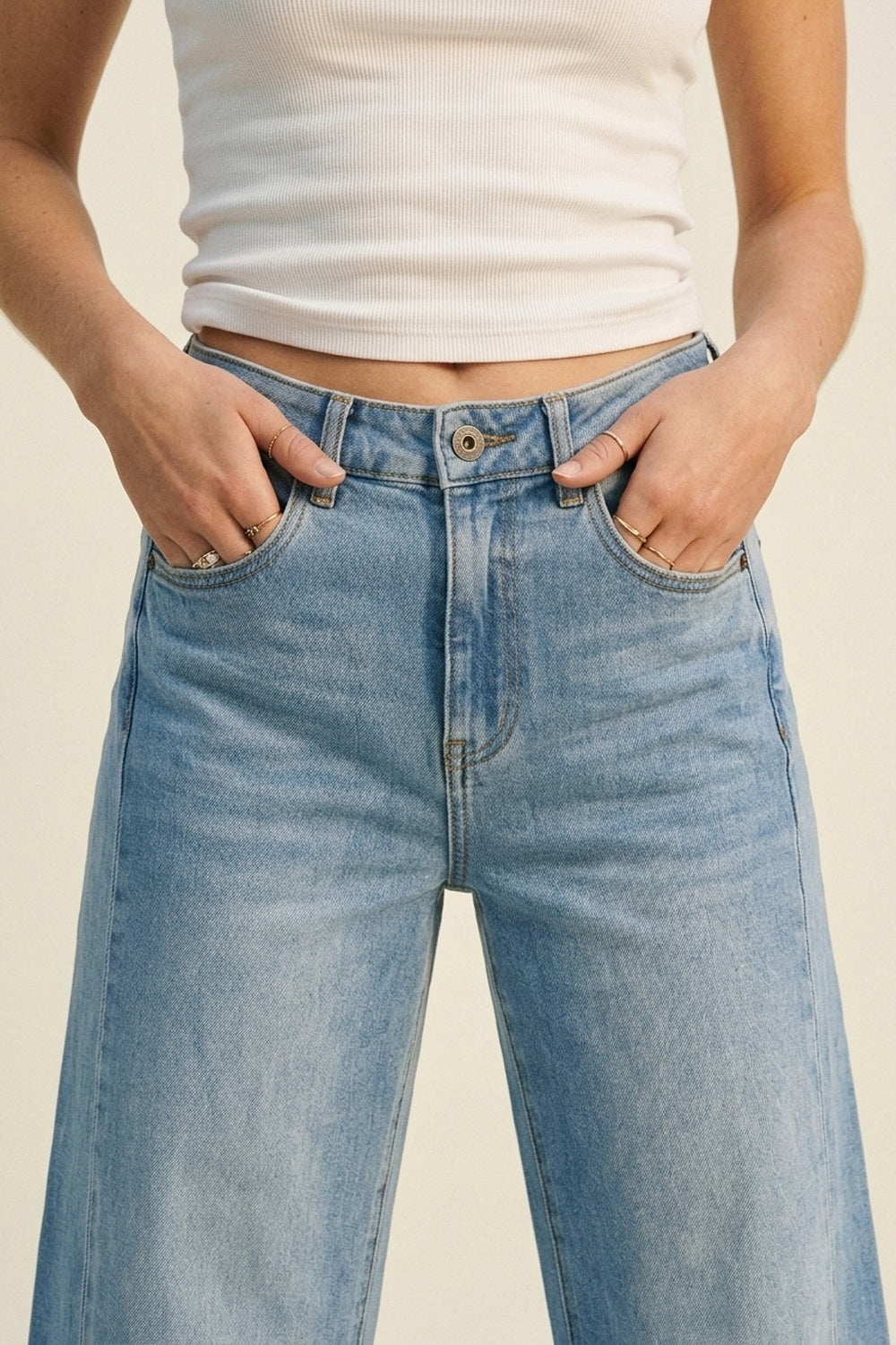 Jeans blu chiaro a gamba larga e vita alta in denim