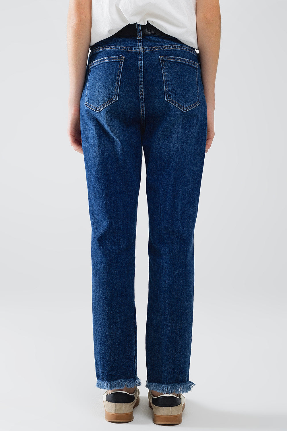 Jeans blu dritti con dettagli frontali in strass e bordi sfrangiati
