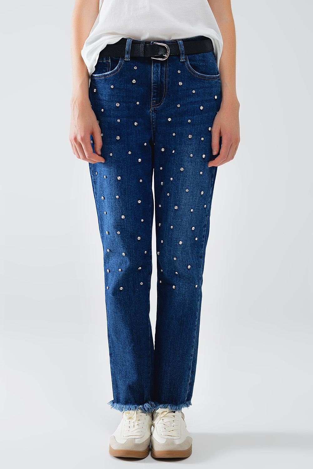 Jeans blu dritti con dettagli frontali in strass e bordi sfrangiati
