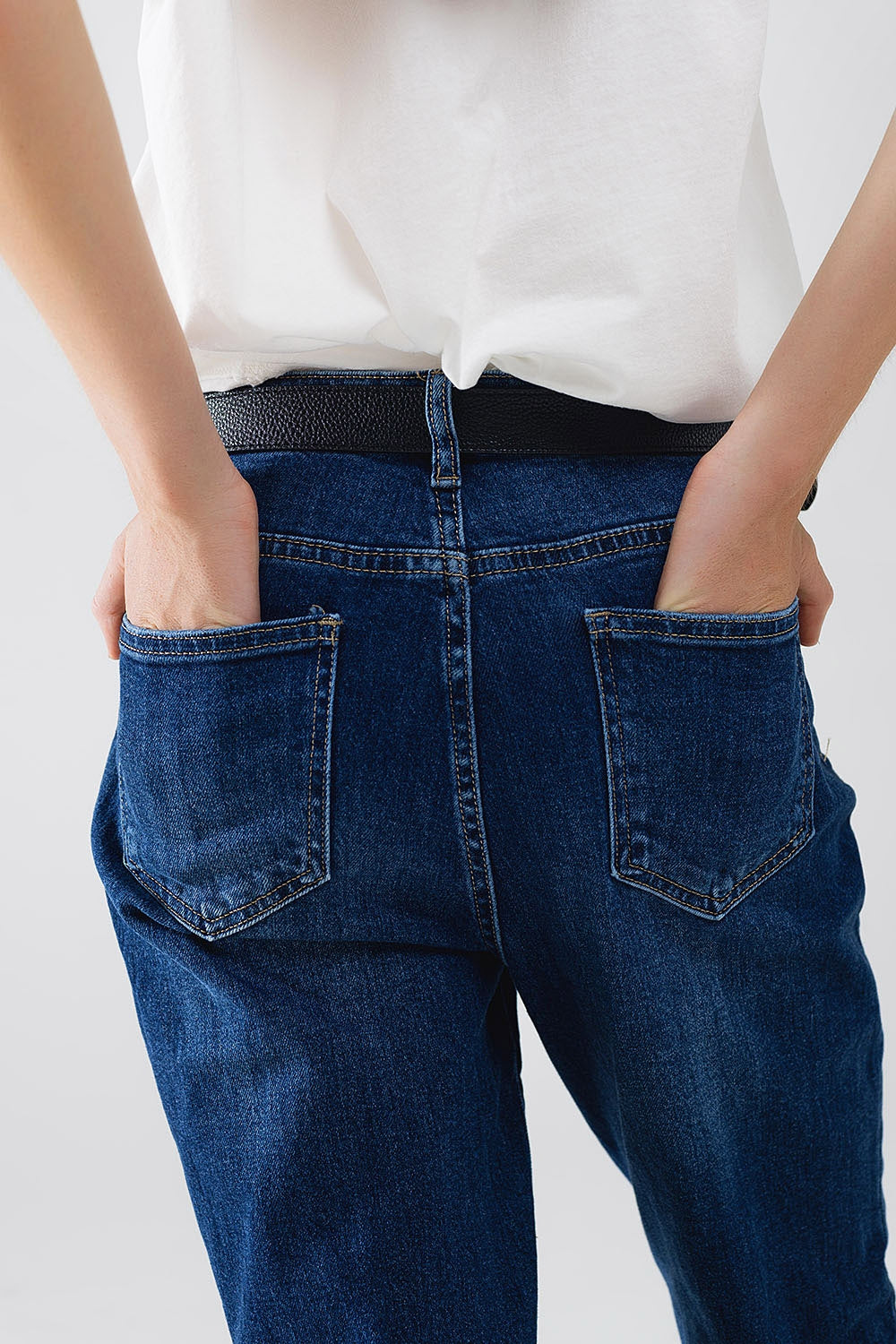 Jeans blu dritti con dettagli frontali in strass e bordi sfrangiati