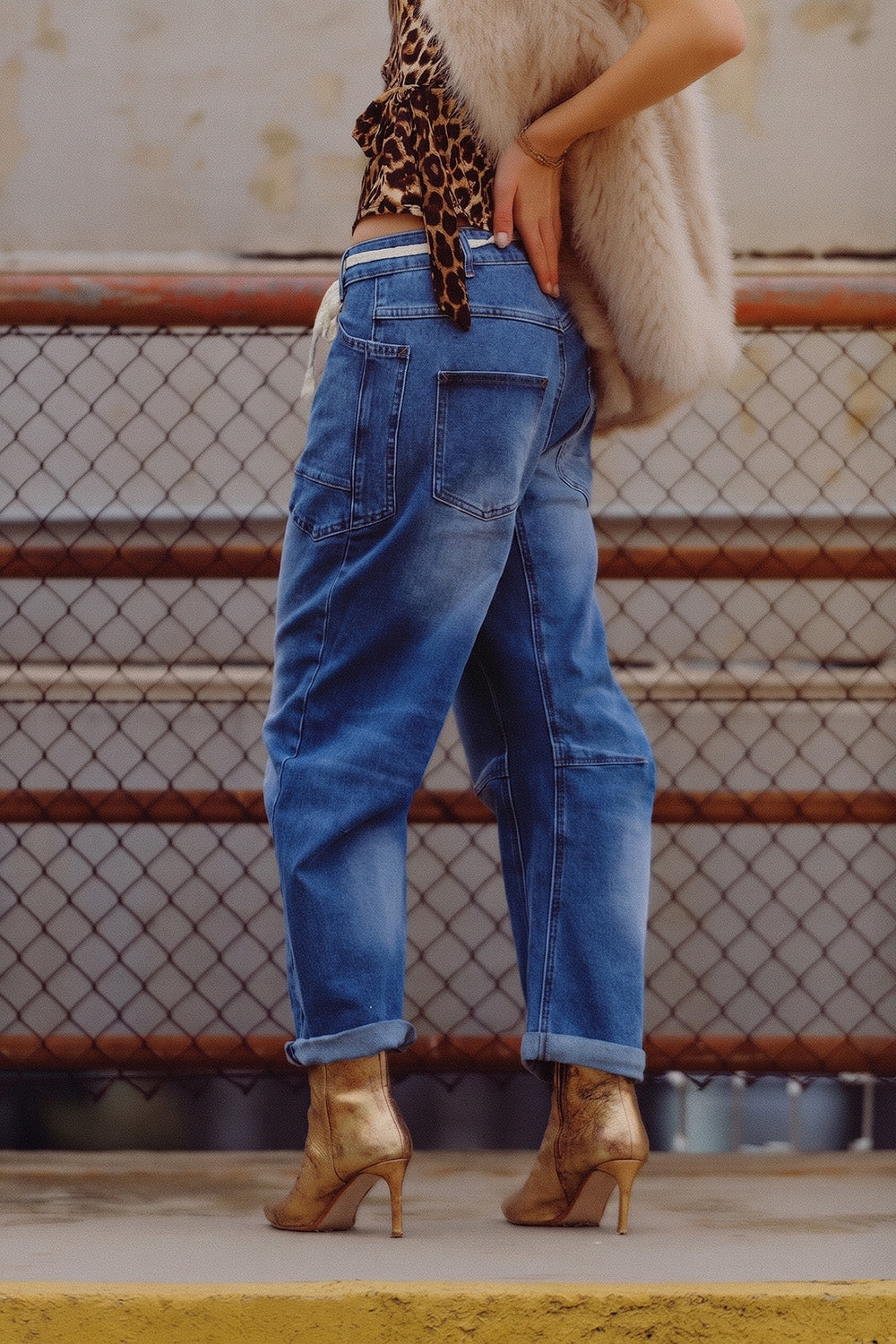 Jeans Blu Mid Wash a Gamba Larga alla Caviglia con Cintura