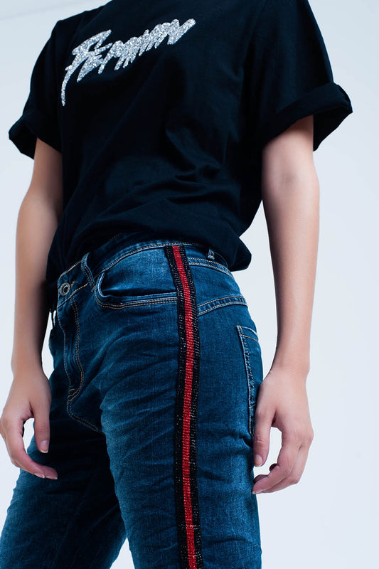 Q2 Jeans blu scuro boyfriend  con banda laterale rossa