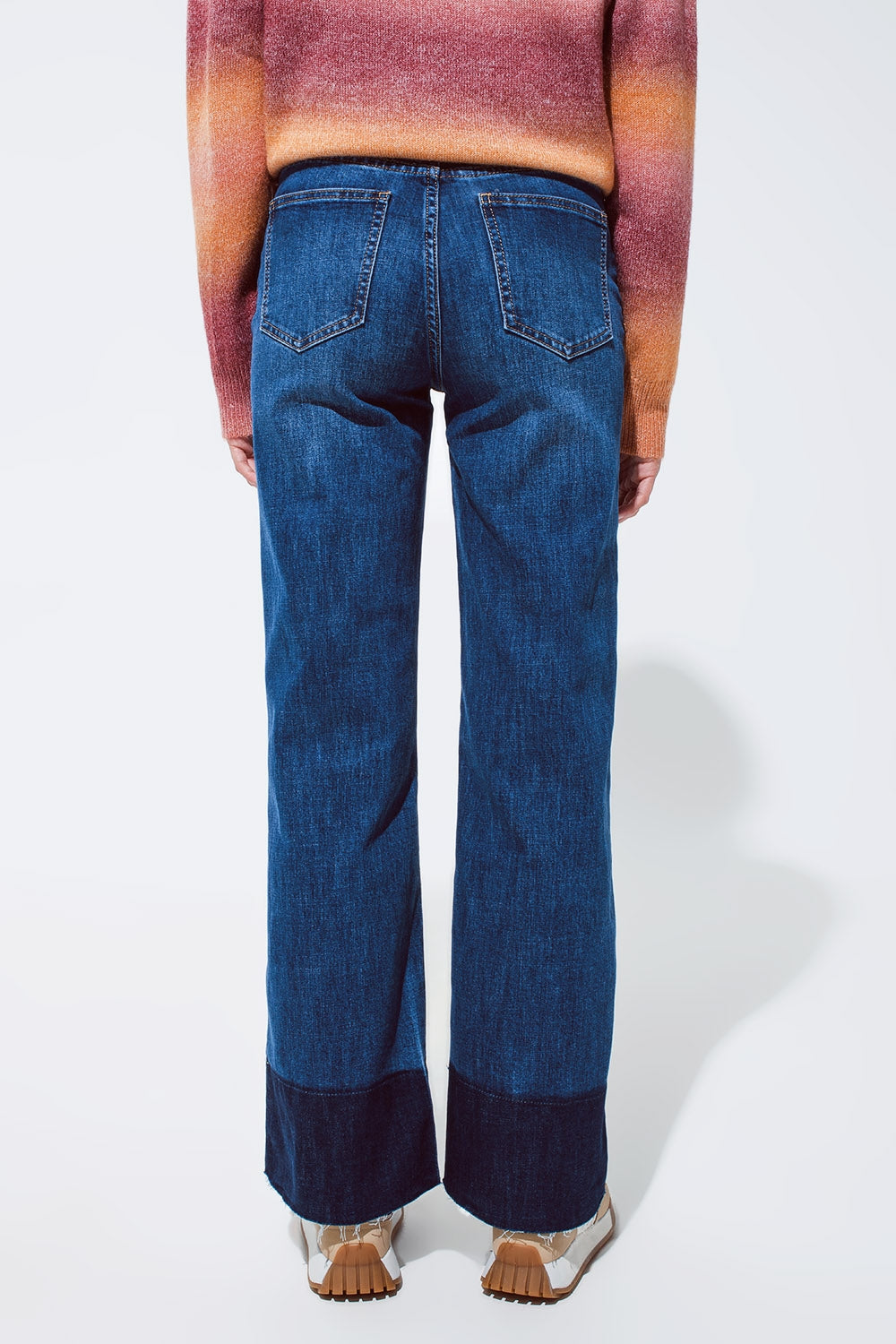 Jeans blu svasati con orlo blu scuro