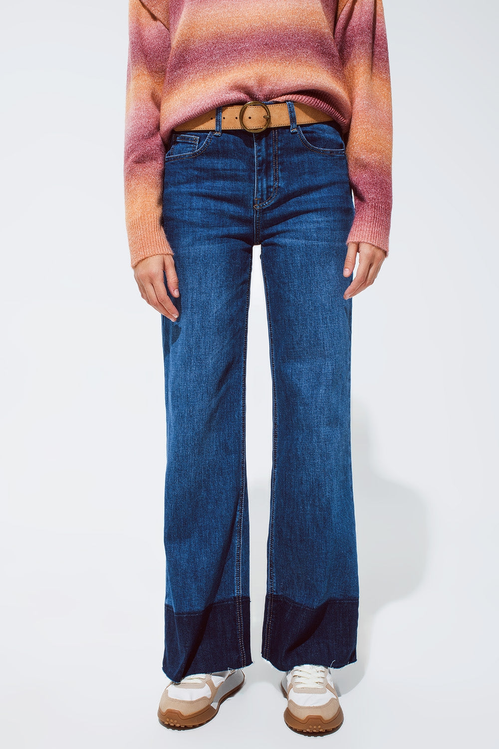 Jeans blu svasati con orlo blu scuro