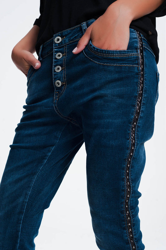 Q2 Jeans borchiati sguardo di cuoio