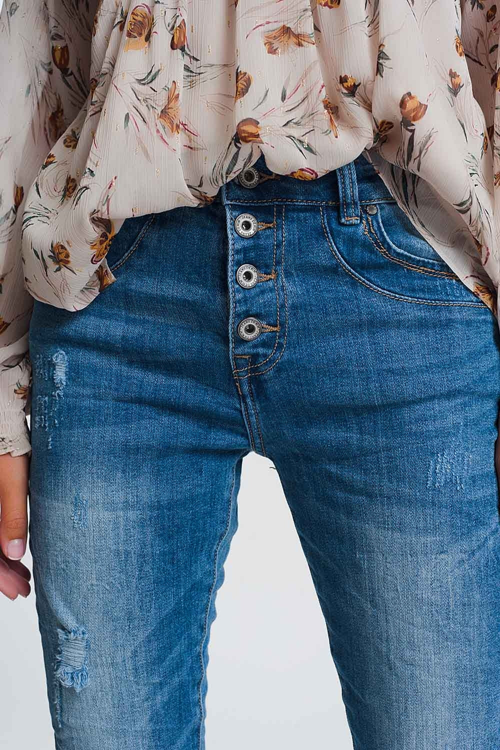 Jeans boyfriend chiari con dettagli strappati
