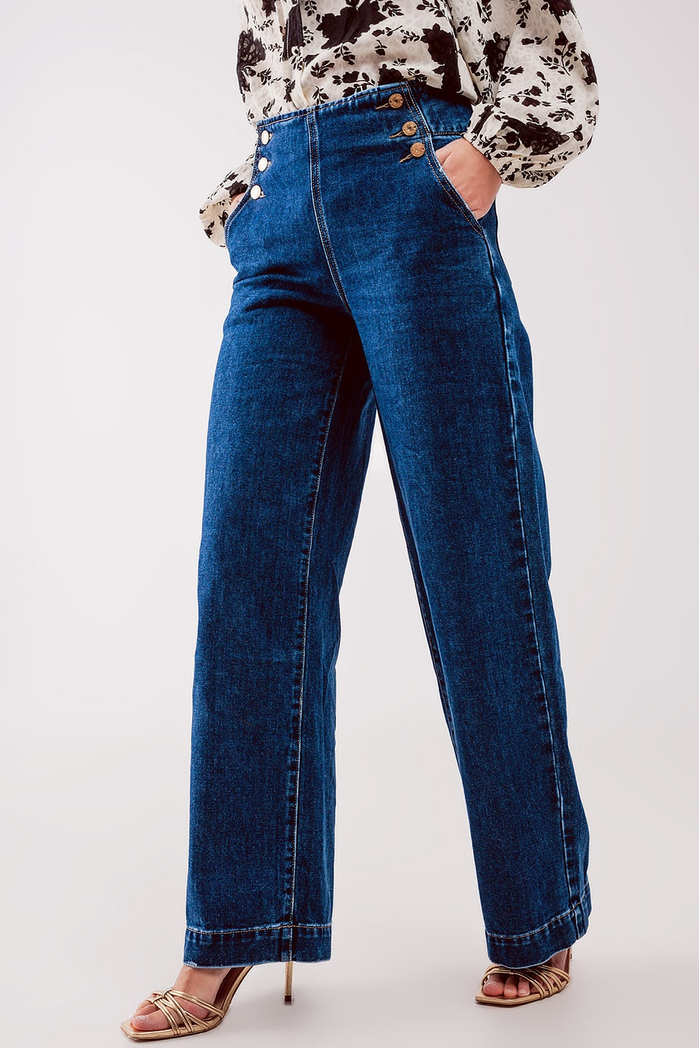 Jeans con bottoni oro in blu medio