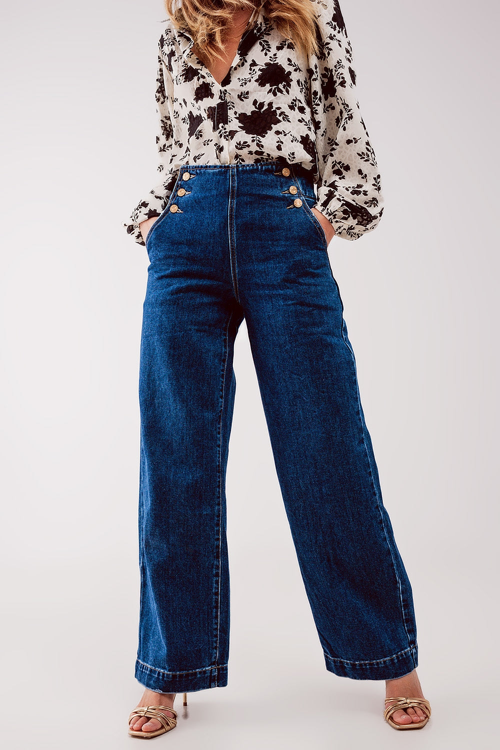 Q2 Jeans con bottoni oro in blu medio