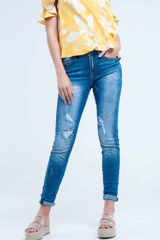 Q2 Jeans con lavaggio medio con strappi