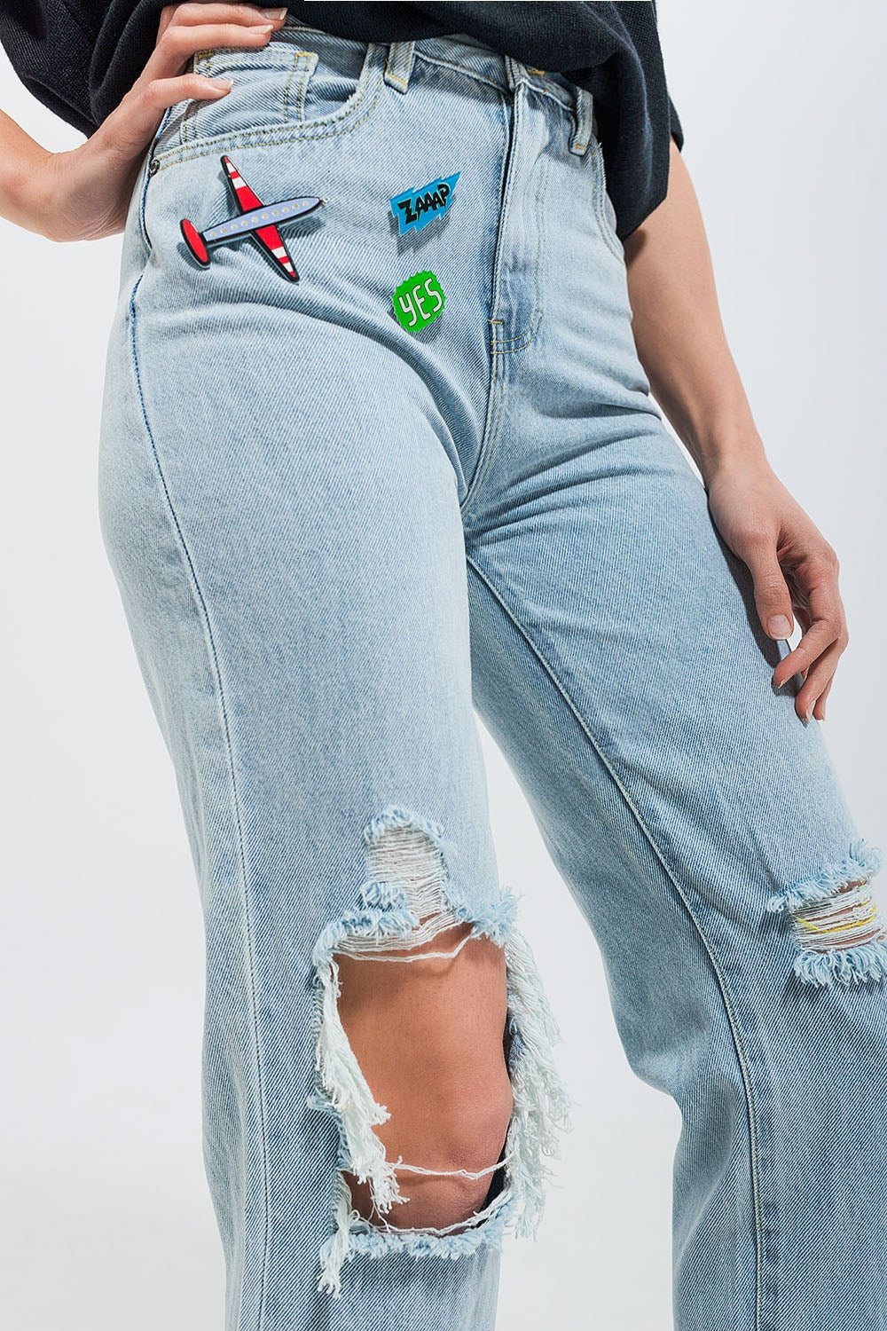 Jeans con strappi e toppe lavaggio chiaro
