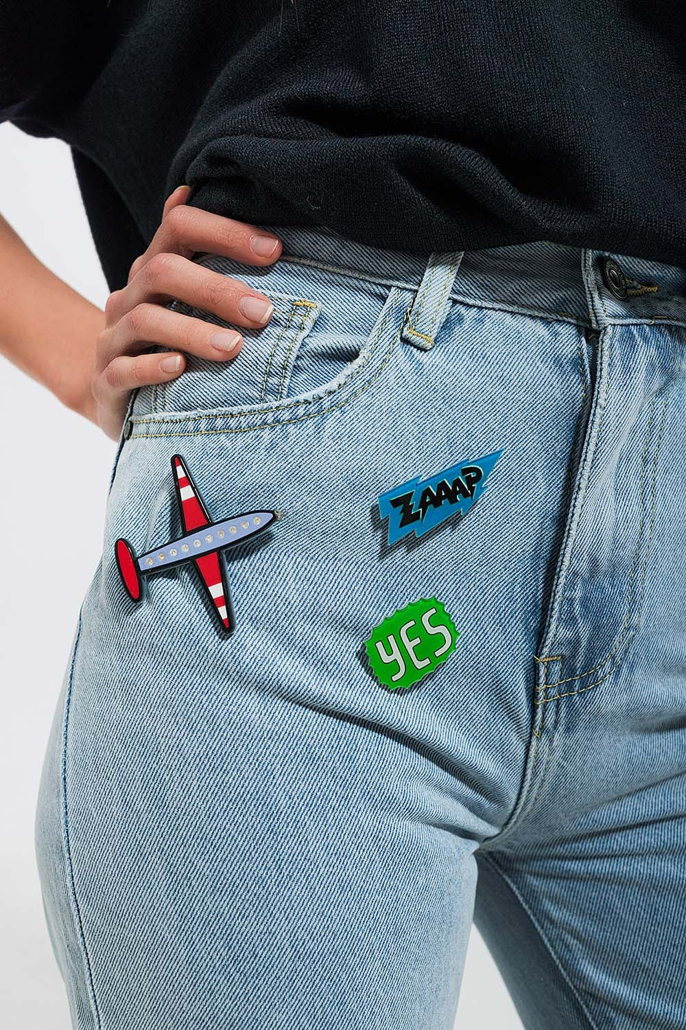 Jeans con strappi e toppe lavaggio chiaro