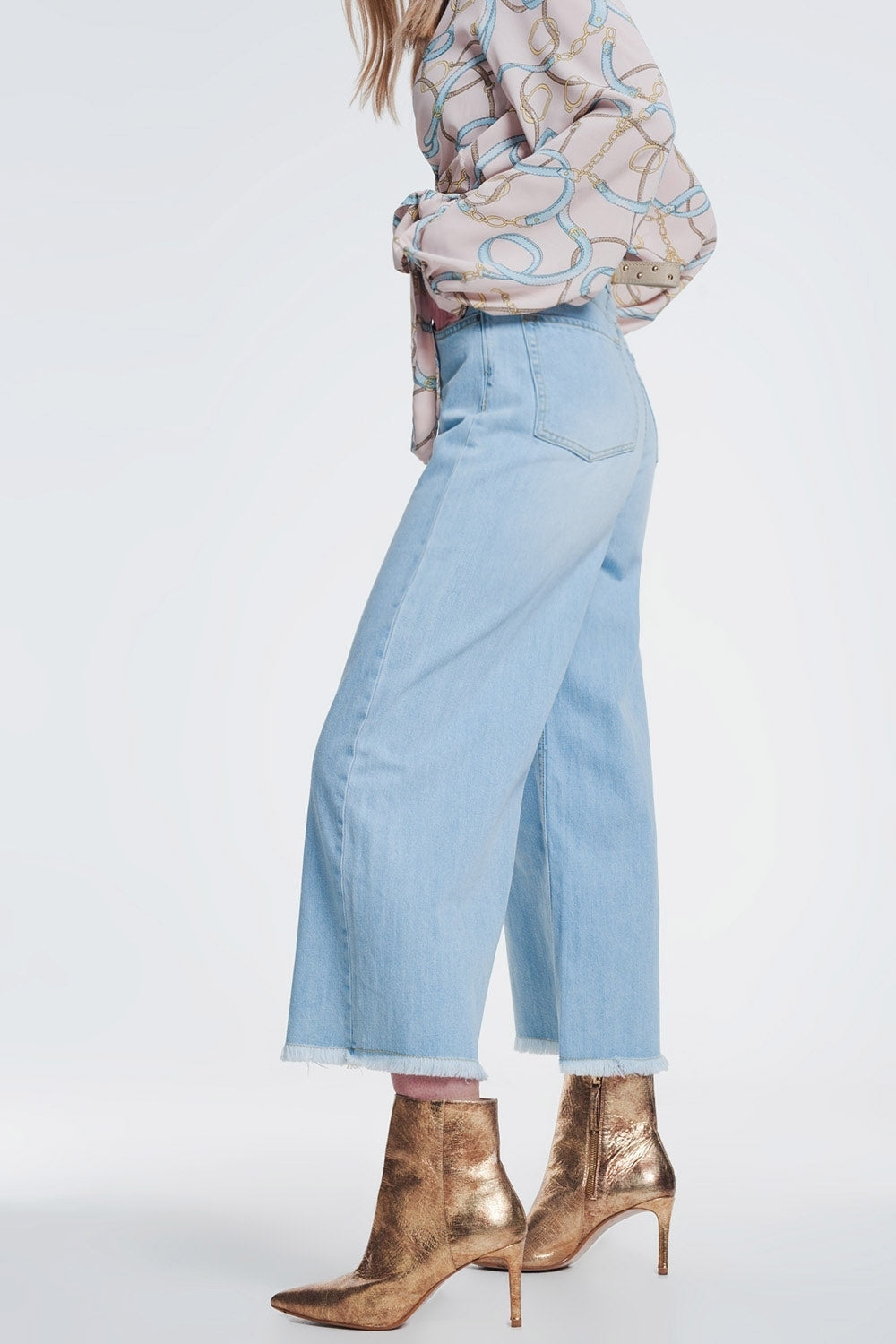 Jeans culotte con orlo strappato