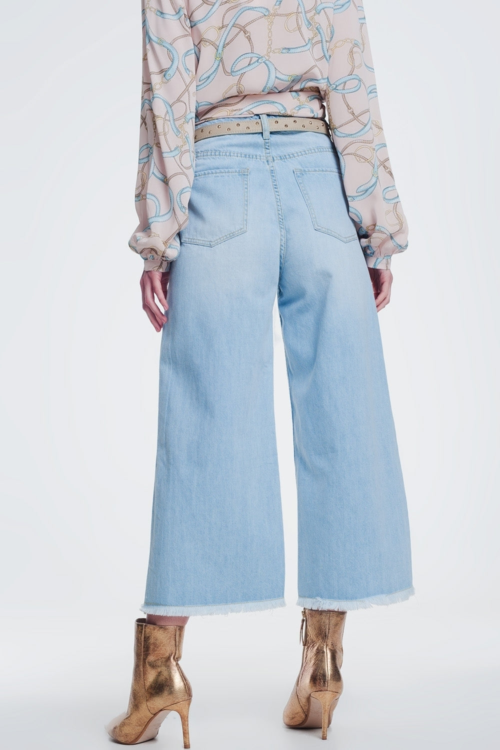 Jeans culotte con orlo strappato