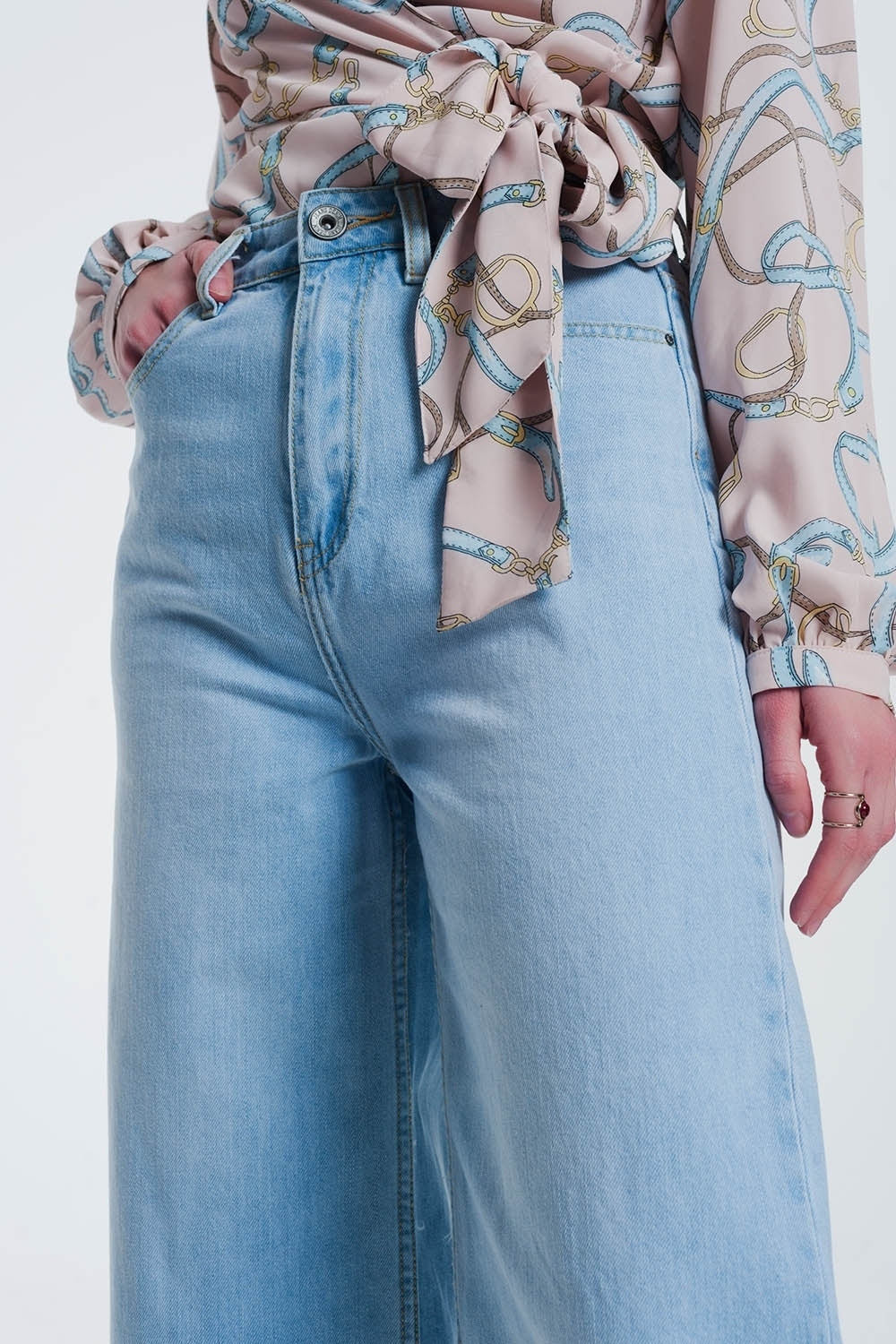 Jeans culotte con orlo strappato