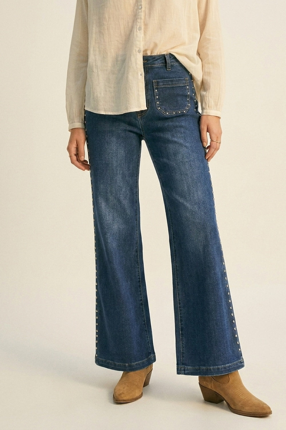 Q2 jeans di denim blu a zampa con dettagli di borchie laterali