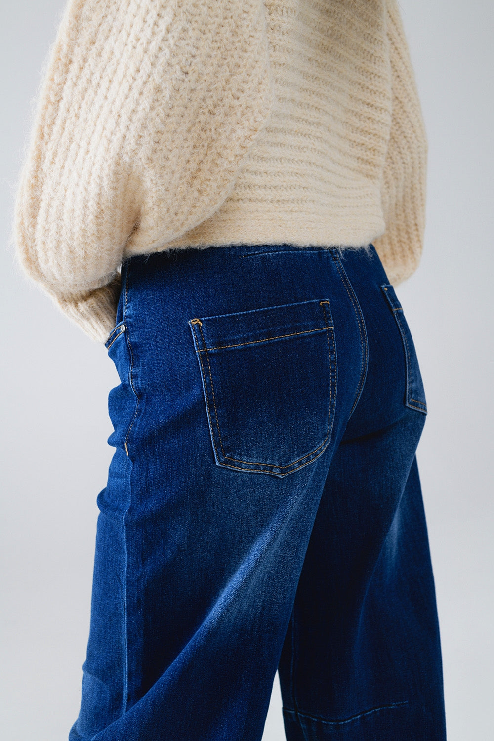 Jeans dritti blu con dettagli di cucitura