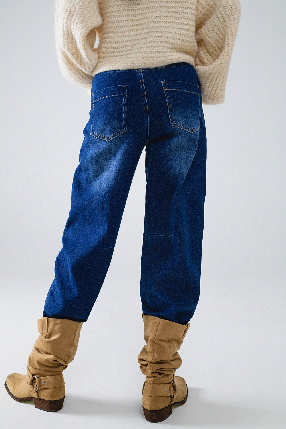 Jeans dritti blu con dettagli di cucitura