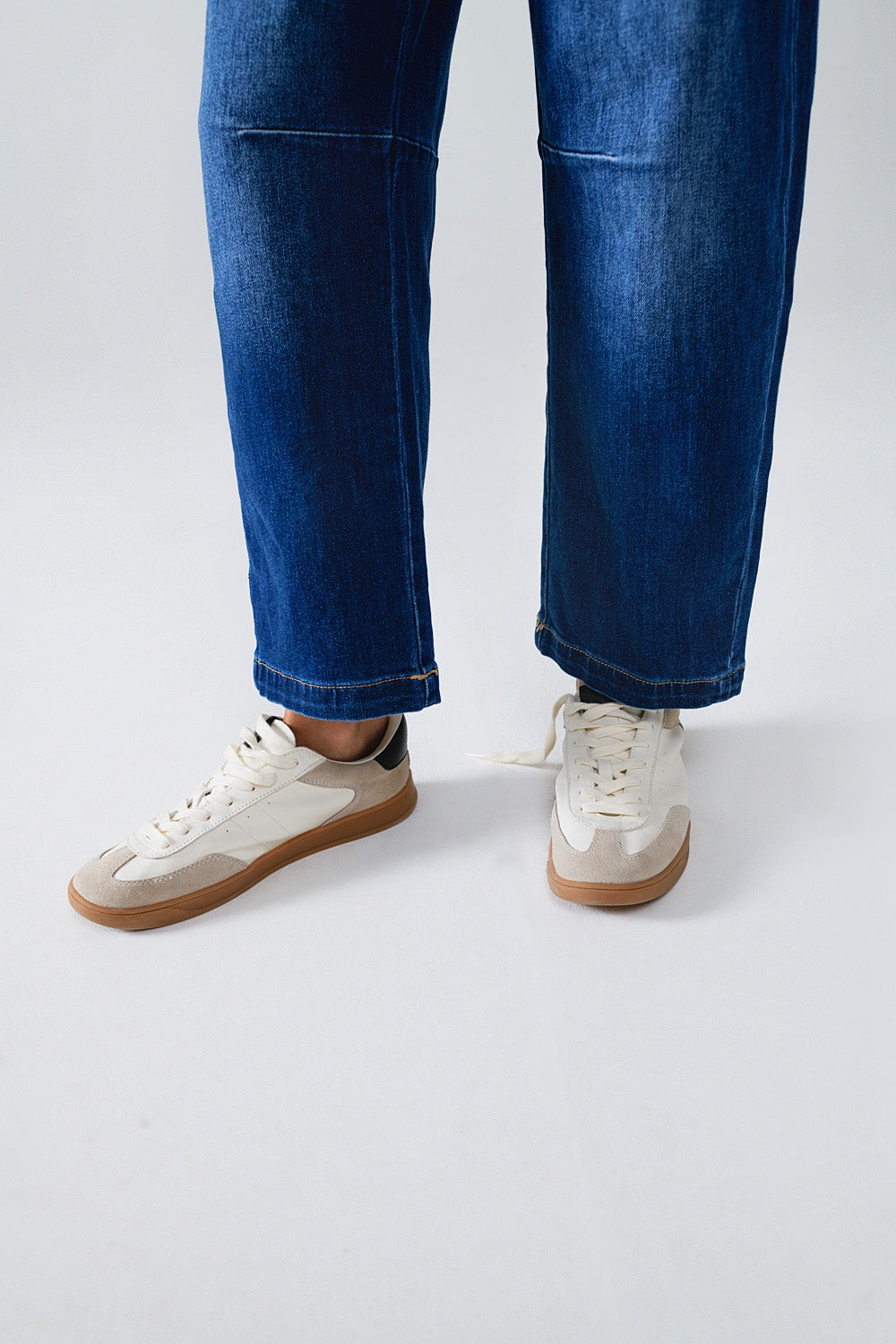 Jeans dritti blu con dettagli di cucitura