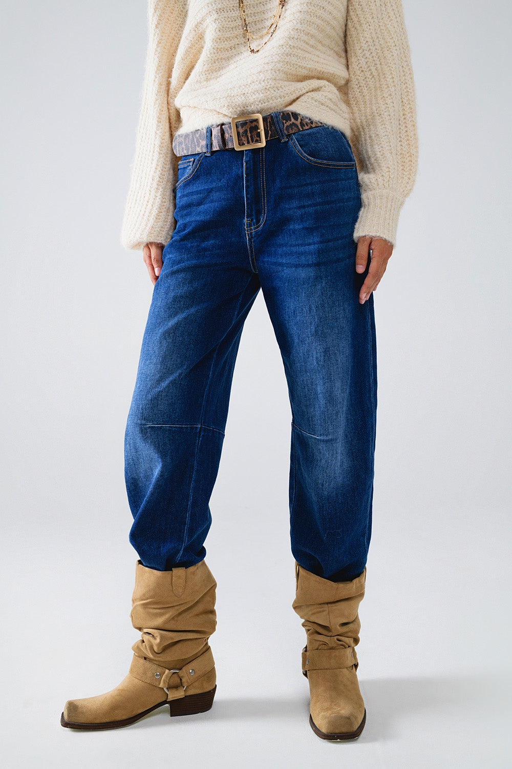 Jeans dritti blu con dettagli di cucitura