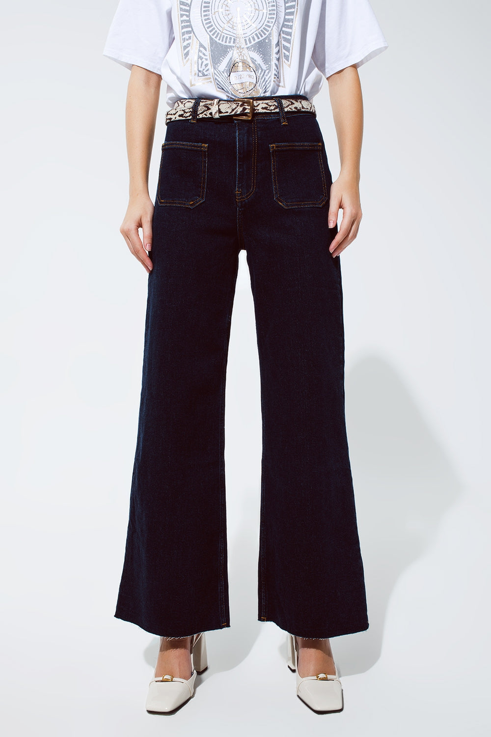 Q2 Jeans dritti con dettagli sulla tasca in lavaggio scuro