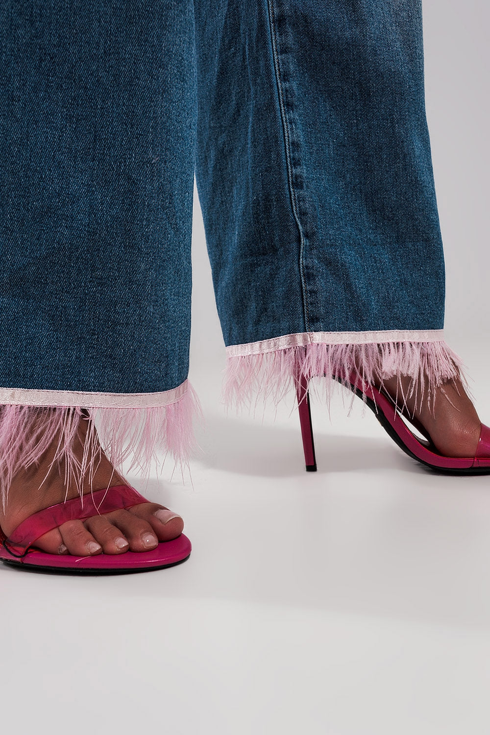 Jeans dritti con fondo in piume ROSA sintetiche
